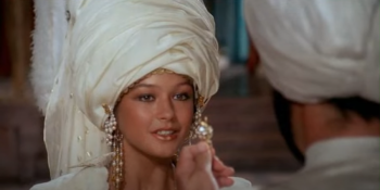 Catherine Zeta-Jones e Sua Fascinante Estreia em "Mil e Uma Noites"